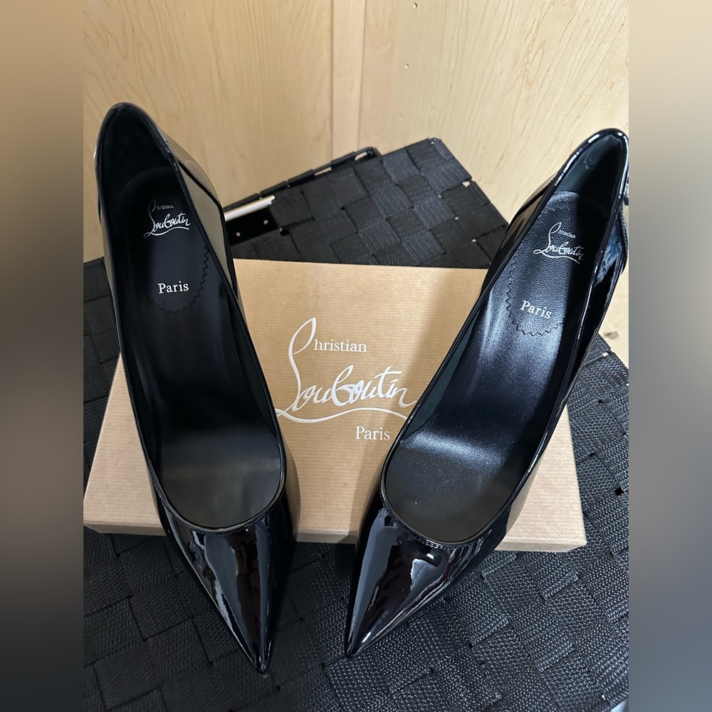 Christian Louboutin patent leather black Sporty Kate size 39 3 1/2 inch pump.